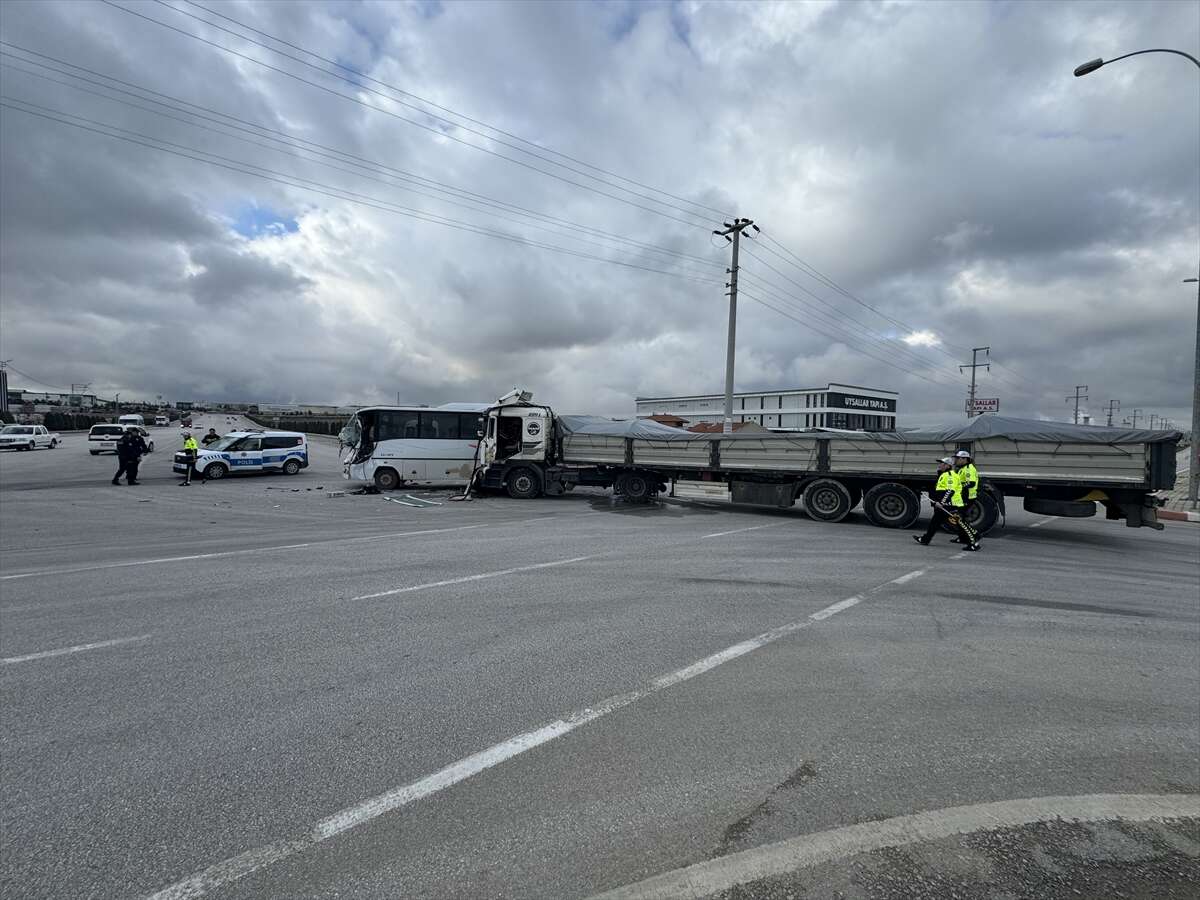 Karaman’da işçi servisi TIR’la çarpıştı! Çok sayıda yaralı var 9